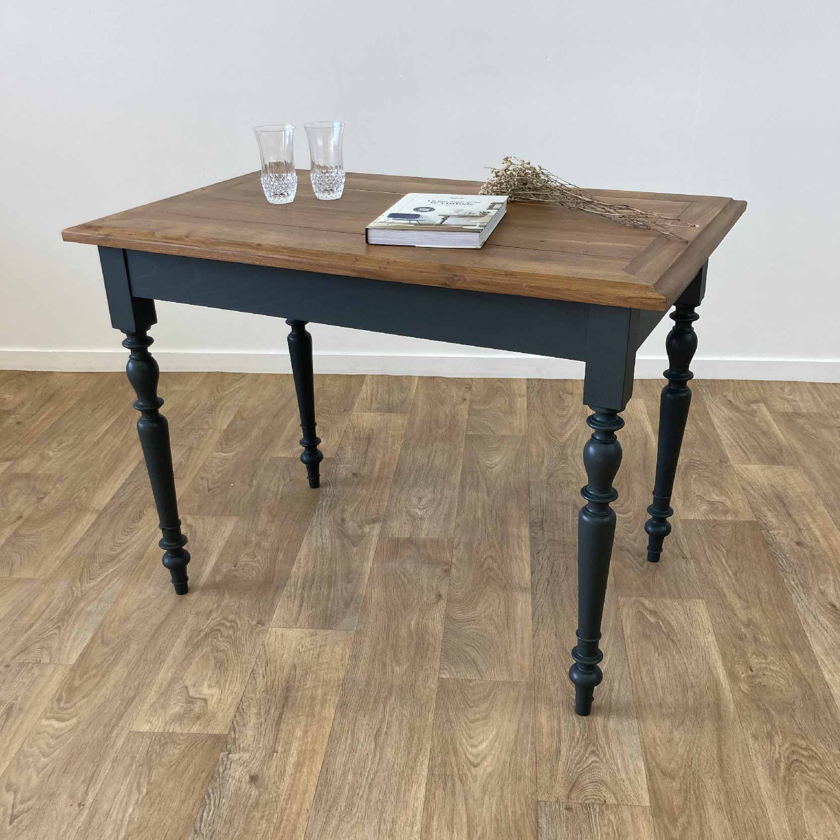 Table en bois massif et pieds gris