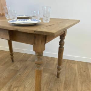 Table-à-manger-en-bois-zoom-plateau-et-piètement