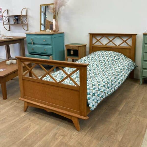 Cadre de lit en bois, une place. Photo de mise en situation avec du mobilier de chambre autours