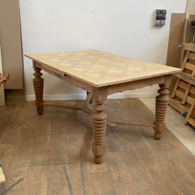 table-en-bois-massif-avant-aérogommage